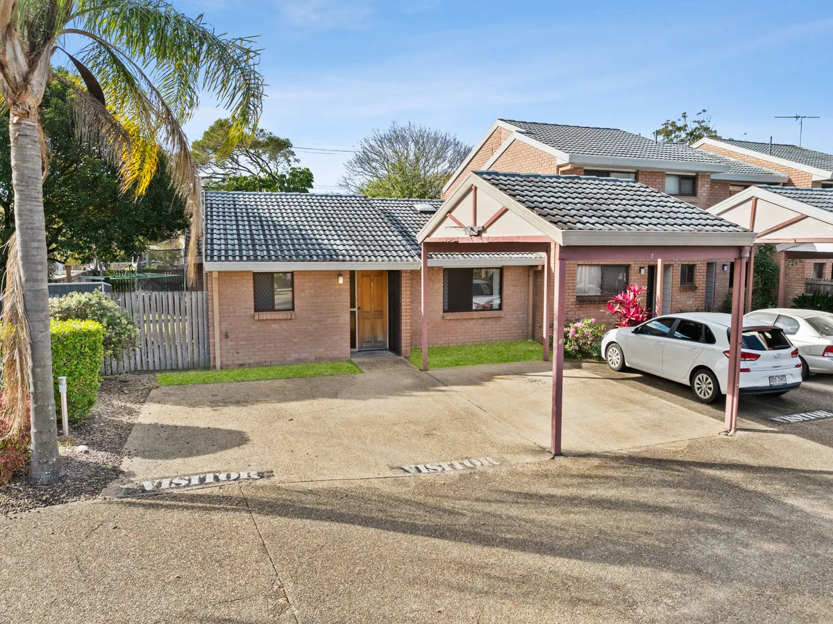 STUNNING LOWSET TOWNHOUSE