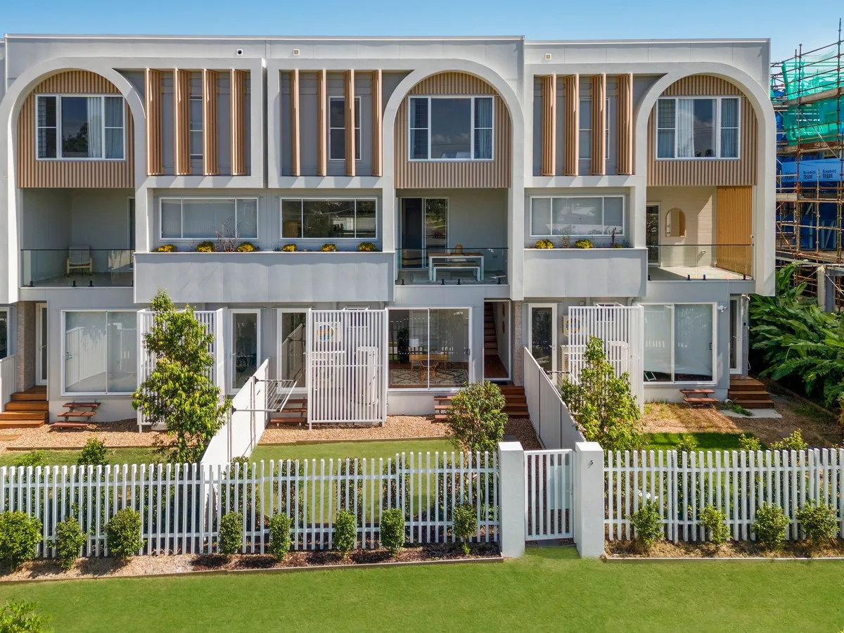 STUNNING LARGE FAMILY TOWNHOUSE