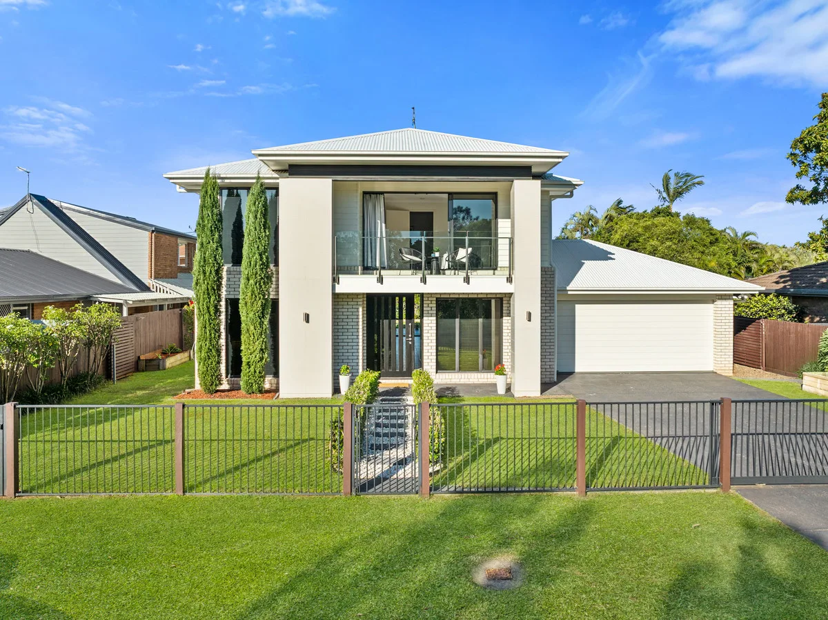 SPACIOUS MODERN FAMILY HONE WITH WATER VIEWS